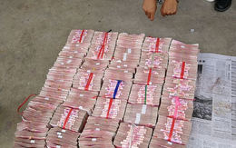 Tịch thu 18 tỷ đồng tiền mặt xếp từng cọc ngay ngắn trong tường 1 căn nhà xập xệ Tịch thu 18 tỷ đồng tiền mặt xếp từng cọc ngay ngắn trong tường 1 căn nhà xập xệ