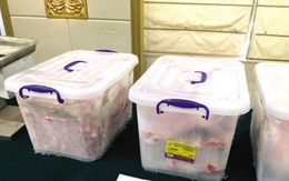 Trung Quốc: Đột kích 8 điểm chế biến, phanh phui đường dây buôn thịt bẩn giá chỉ 14.000 đồng/kg cho các hàng quán, mỗi ngày bán hơn 3,5 tấn Trung Quốc: Đột kích 8 điểm chế biến, phanh phui đường dây buôn thịt bẩn giá chỉ 14.000 đồng/kg cho các hàng quán, mỗi ngày bán hơn 3,5 tấn