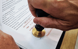 Những giấy tờ đầu tiên đóng dấu tên xã phường mới ở Đà Nẵng