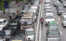 Ô tô dàn hàng 6, xe máy leo vỉa hè ngày đầu phân làn cứng đường Võ Chí Công