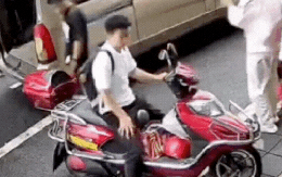 0,5 giây tử thần: Hai con dao nhà bếp “từ trên trời" rơi xuống người đi xe máy