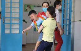 Không cần "soi" camera thường xuyên, chỉ cần hỏi trẻ 7 câu này để xác định con có đang được AN TOÀN hay không