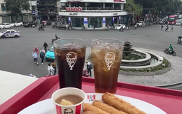 Khách Trung hết lời khen hàng KFC view "độc nhất vô nhị" ở Hà Nội, ai ngờ lại có chi tiết dở khóc dở cười Khách Trung hết lời khen hàng KFC view "độc nhất vô nhị" ở Hà Nội, ai ngờ lại có chi tiết dở khóc dở cười