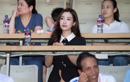 Hoa hậu Đỗ Mỹ Linh xuất hiện cùng mẹ chồng trong một sự kiện đặc biệt hút 10.000 khán giả, nhan sắc chuẩn “dâu hào môn” gây chú ý