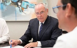 Vị tỷ phú hiếm hoi không sở hữu cổ phiếu, trái phiếu, U80 vẫn dậy từ 5 giờ sáng, cùng con đi xem đất