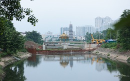 Cảnh tượng lạ trên sông Tô Lịch khiến ai cũng phải ngoái nhìn: Chủ đầu tư nói gì?