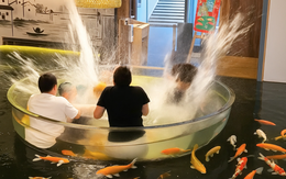 Bàn tiệc bất ngờ vỡ tung giữa lúc đang ăn khiến các thực khách rơi thẳng xuống nước: Thiết kế nhà hàng gây tranh cãi