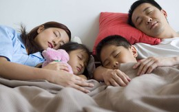 Đứa trẻ ngủ với mẹ và ngủ với bố lớn lên có tính cách khác hẳn nhau, cho con ngủ cùng ai là tốt nhất?