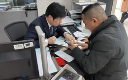 Sáng gửi tiết kiệm 21 tỷ đồng, người đàn ông vừa ăn trưa xong phát hiện tài khoản còn 0 đồng, ngân hàng tuyên bố: "Không liên quan gì đến chúng tôi" Sáng gửi tiết kiệm 21 tỷ đồng, người đàn ông vừa ăn trưa xong phát hiện tài khoản còn 0 đồng, ngân hàng tuyên bố: "Không liên quan gì đến chúng tôi"