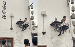 Nam thanh niên làm "logo sống" đọc sách trên cao hút du khách: Công việc kỳ lạ, lương cao ngất ngưởng không ngờ