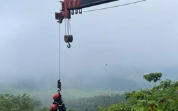 Hàng chục cảnh sát giải cứu hai người đi xe máy lao xuống vực ở Ba Vì Hàng chục cảnh sát giải cứu hai người đi xe máy lao xuống vực ở Ba Vì