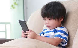 "Mẹ ơi, sao mẹ không cho con chơi điện thoại?" - Cách cha mẹ phản ứng quyết định 70% tính cách con khi lớn lên