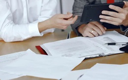 Mua gói bảo hiểm nhân thọ 40 triệu đồng/năm, sau 4 năm, người đàn ông nhận về gần 30 triệu đồng, tư vấn viên giải thích: "Phí phạt lên tới 90% giá trị hợp đồng"