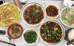 Đi ăn cơm bình dân ở Trung Quốc, khách Việt "ngớ người" khi thấy một thứ phủ trên bàn: "Không ngờ họ lắm chiêu đến vậy" Đi ăn cơm bình dân ở Trung Quốc, khách Việt "ngớ người" khi thấy một thứ phủ trên bàn: "Không ngờ họ lắm chiêu đến vậy"