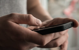 Khách yêu cầu chuyển khoản 100 triệu đồng lần 2 vì lần 1 "sai cú pháp", giao dịch viên thấy bất thường liền dùng nghiệp vụ ngăn giao dịch hoàn tất