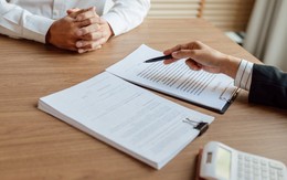 Rút bảo hiểm trước hạn có thể mất phí phạt tới 90% giá trị hợp đồng: Hiểu rõ phí rơi, phí phạt trước khi mua BHNT để tránh mất tiền