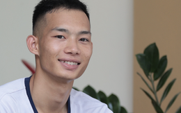 "Người hùng" cứu cháu bé thoát chết ngay trước đường ray: "Mẹ xem clip xong thì ôm lấy tôi"