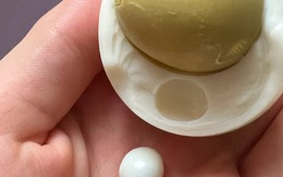 Bóc quả trứng gà luộc, cô gái hoang mang khi thấy 1 thứ nằm bên trong