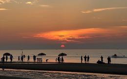 Cảnh tượng bất ngờ lúc 4 giờ sáng tại bãi biển Sầm Sơn Cảnh tượng bất ngờ lúc 4 giờ sáng tại bãi biển Sầm Sơn