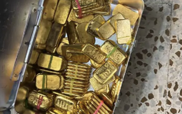 Nhận tin mật rồi đột kích một căn hộ chung cư, tịch thu gần 100 kg vàng nguyên chất trị giá 248 tỷ đồng cùng 1,8 tỷ đồng tiền mặt của 2 nhà môi giới chứng khoán Ấn Độ