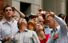 Nhà đầu tư chú ý: VN-Index chỉ còn cách đỉnh lịch sử hơn 50 điểm