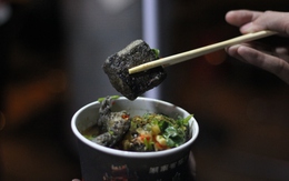 Khách Việt đứng hình khi ăn thử món đen sì ở Trung Quốc: "Tôi đã quá bồng bột khi quyết định mua nó"