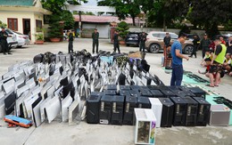 Gần 200 cảnh sát ra quân, bắt 74 người, tịch thu 2 thùng tài liệu lớn chứa hàng trăm kịch bản lừa đảo