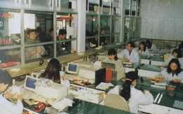 Nữ giao dịch viên lập sổ tiết kiệm ảo, chiếm đoạt hơn 14,4 tỷ đồng từ ngân hàng rồi trốn biệt suốt 25 năm: Phẫu thuật thẩm mỹ, thay tên đổi họ vẫn sa lưới cảnh sát Nữ giao dịch viên lập sổ tiết kiệm ảo, chiếm đoạt hơn 14,4 tỷ đồng từ ngân hàng rồi trốn biệt suốt 25 năm: Phẫu thuật thẩm mỹ, thay tên đổi họ vẫn sa lưới cảnh sát