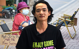 Một chủ quán nước ở TP.HCM âm thầm đặt hai chiếc ghế bên đường mỗi sáng, cùng tấm bảng nhỏ ai nhìn cũng thấy mê!