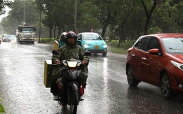 Mưa lớn trút xuống TP HCM kèm gió giật mạnh
