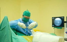 Bơm 'xi măng' vào xương sống cứu cụ bà 102 tuổi