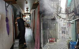 Bên trong khu ổ chuột tựa “lò thiêu” giữa lòng Seoul: "Có thể chết vì nắng nóng cũng không phải chuyện lạ" Bên trong khu ổ chuột tựa “lò thiêu” giữa lòng Seoul: "Có thể chết vì nắng nóng cũng không phải chuyện lạ"