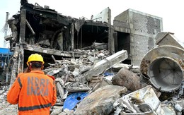 Cận cảnh vụ nổ nhà máy ở Ấn Độ khiến ít nhất 42 người thiệt mạng: Toàn bộ nhà xưởng bị xé nát, thi thể cháy đen vùi dưới lớp bê tông