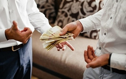 Người đàn ông vay ngân hàng 730 triệu đồng rồi cho bạn vay lại với lãi 2%, 1 năm sau con nợ quỵt tiền: Tòa phán "anh mới là người sai" Người đàn ông vay ngân hàng 730 triệu đồng rồi cho bạn vay lại với lãi 2%, 1 năm sau con nợ quỵt tiền: Tòa phán "anh mới là người sai"