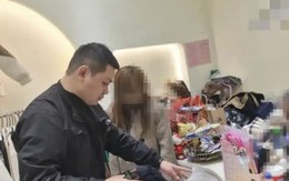 Công nghệ cao vào cuộc, công an đột kích vạch trần "trùm" livestream bán hàng hiệu giả giá sốc, tịch thu 3.000 món đồ nhái Công nghệ cao vào cuộc, công an đột kích vạch trần "trùm" livestream bán hàng hiệu giả giá sốc, tịch thu 3.000 món đồ nhái