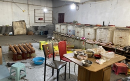 Trung Quốc: Đột kích căn nhà ở ngoại ô, thu giữ hàng trăm lít dầu ăn giả, số tiền lên đến 25 tỷ đồng