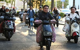 Dân đông, xe máy điện chạy đầy đường, xếp hàng sạc kín các chung cư: Trung Quốc xử lý kiểu gì?