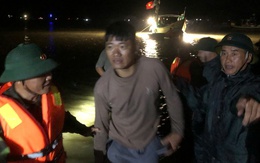 Cứu thành công 30 du khách và 4 thuyền viên sau sự cố chìm tàu du lịch Cứu thành công 30 du khách và 4 thuyền viên sau sự cố chìm tàu du lịch
