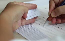 Gian lận trong kỳ thi đại học: Giám thị thu 1,2 tỷ đồng, cầm đầu đường dây thi hộ, lôi kéo 3 sinh viên tìm cách sửa bài thi