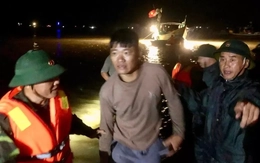 Tàu du lịch câu mực bị chìm trên biển Hà Tĩnh, 34 người thoát nạn