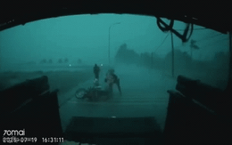 Danh tính tài xế dừng xe giúp người phụ nữ cùng 5 đứa trẻ bị quật ngã giữa đường trong cơn dông