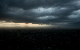 NÓNG: Cảnh báo mưa dông, lốc, sét và gió giật mạnh tại Hà Nội trong 3 giờ tới, người dân đặc biệt chú ý