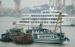 Những hình ảnh đầu tiên của tàu Vịnh Xanh sau khi được trục vớt: Boong tàu biến dạng, cửa kính vỡ vụn