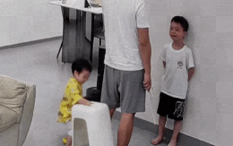 Cô bé 3 tuổi có pha xử lý biến cảnh đẫm nước mắt của gia đình thành một câu chuyện hề