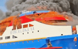 Hành khách nhảy xuống biển để thoát thân khỏi con tàu đang bốc cháy ngùn ngụt, tiếng la hét khắp nơi