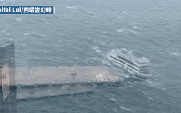 Sức mạnh của bão Wipha: Tàu du lịch 3 tầng bị sóng đánh chao đảo, trôi dạt trên biển