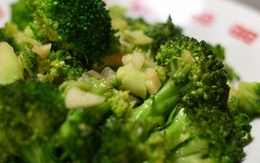 Nghiên cứu 1.500 cụ bà: Xào bông cải xanh với 1 thứ giúp hiệu quả ngăn ngừa bệnh tim mạch tăng rõ rệt