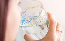 Loại nước chứa 11 tỷ hạt vi nhựa mỗi cốc: Nhiều người Việt rất mê, uống hàng ngày mà không biết nguy hại tiềm ẩn