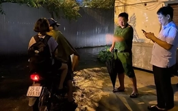 Di dời gấp nhiều hộ dân khỏi khu tập thể nguy hiểm bậc nhất Hà Nội trước khi bão về