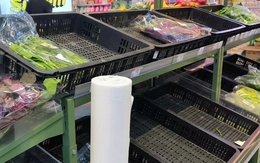 Người Hà Nội tất bật đi chợ, nhiều quầy hàng hết sớm ngày bão